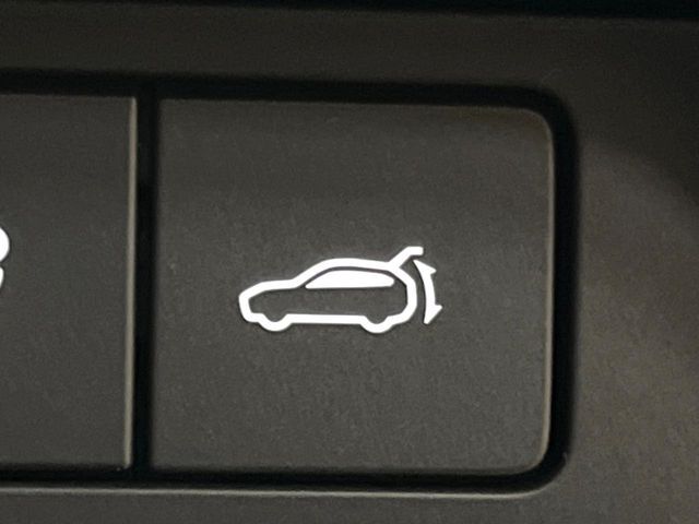 【パワーバックドア】スマートキーや運転席のボタンを押すだけでリアゲートが自動で開閉します！荷物を持っている時や、高い位置にあるバックドアを閉める際に便利な機能です♪