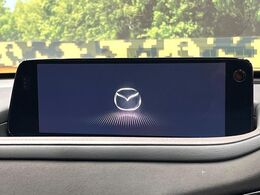 【マツダコネクトナビ】車内の雰囲気にマッチした一体型タイプのナビ。各種車輌設定やBluetooth再生等、様々な機能が楽しめます。直感的なダイヤル操作が可能で、使い勝手も良好です。