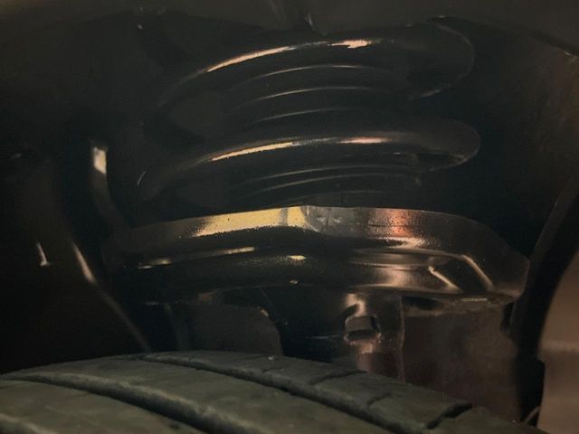 お車を安心してお乗りいただく為には、足回りの定期点検が欠かせません。サービスサポート（有償保証）では無料点検もご提供しており、安心のカーライフをお過ごしいただけるサポート体制が整っています。