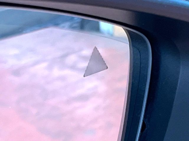 【ブラインドスポットモニタリング】走行中、ドアミラーの死角になりやすい箇所に後続車が接近するとサイドミラー付近に警告を表示、ドライバーに注意喚起をしてくれます。