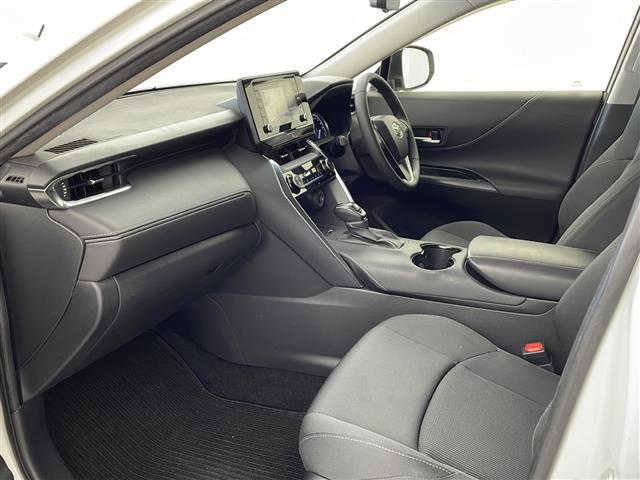 【運転席】座り心地が良いシートなので長時間の運転でも快適にお過ごしいただけます。新品のフロアマットのご注文も可能です。掲載箇所以外にご希望の写真がございましたらお気軽にお問い合わせ下さい。