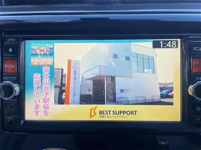 TV付きの車となっております。ドライブの合間の休憩中に気になる番組を見ることができます。