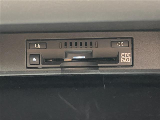 【ETC】有料道路を利用する際に料金所で停止することなく通過できる、ETC車載器（ノンストップ自動料金収受システム機器）が装備されています。セットアップを行うことで利用可能になります。