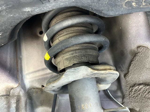 お車を安心してお乗りいただく為には、足回りの定期点検が欠かせません。サービスサポート（有償保証）では無料点検もご提供しており、安心のカーライフをお過ごしいただけるサポート体制が整っています。