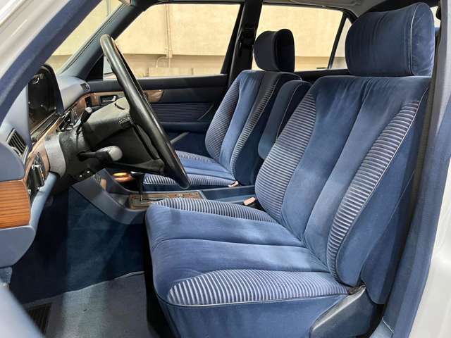 ベンツの代名詞的なシフトゲートは当時の憧れ！使い易いシート型デザインのユニークなパワーシート調整スイッチもこのW126からで「世界初」としてメルセデスの特許だったがトヨタソアラも同時期採用し直ぐ解除！
