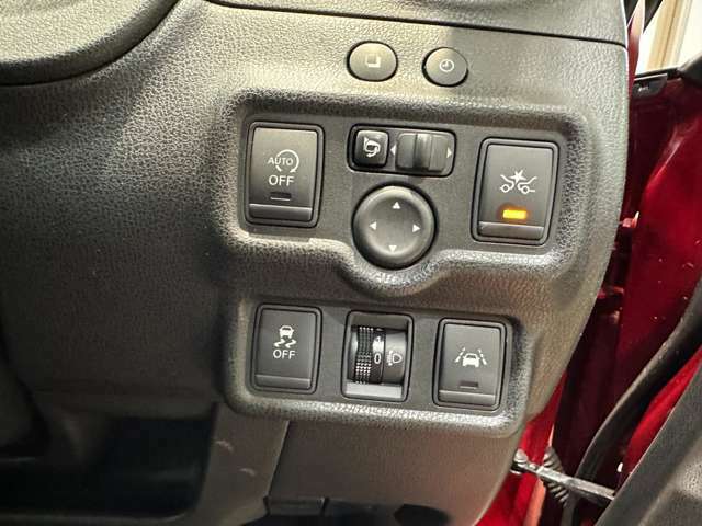エマージェンシーブレーキ関係のスイッチ、電動格納ミラーのスイッチが右ひざあたりに配置されております。