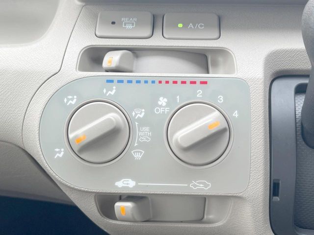 寒い冬も暑い夏も全席に快適な空調を届けてくれる、ダイヤル式エアコンを装備♪