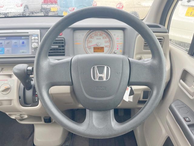 インテリアに合わせたデザインのステアリングは、運転される方のことも考え、運転しやすい形状、大きさです。是非一度、実際に触ってお確かめください。