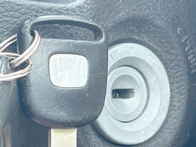 【キーレス】少し離れた場所からでもボタン一つでドアの開錠・施錠ができるのでとっても便利！ドアの鍵穴周りに傷をつけることもありません♪