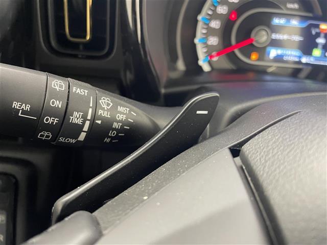 【パドルシフト】ステアリングからのミッション操作が可能です。