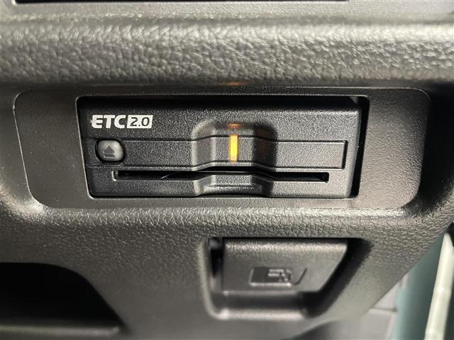 【ETC】有料道路を利用する際に料金所で停止することなく通過できる、ETC車載器（ノンストップ自動料金収受システム機器）が装備されています。セットアップを行うことで利用可能になります。