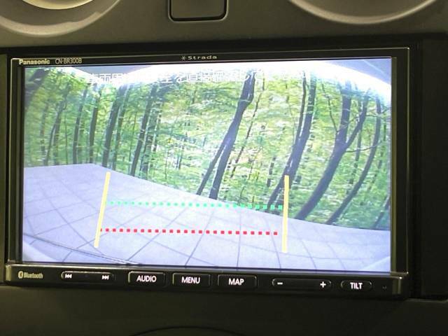 【バックカメラ】駐車時に後方がリアルタイム映像で確認できます。大型商業施設や立体駐車場での駐車時や、夜間のバック時に大活躍！運転スキルに関わらず、今や必須となった装備のひとつです！