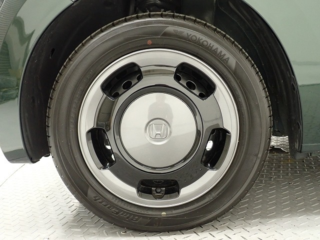 ホイールは車のデザインにマッチした専用タイプです。