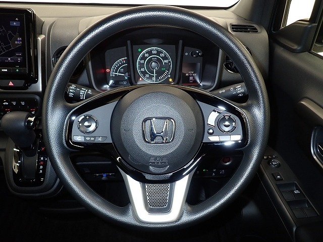 ハンドル左側にはオーディオ操作が出来るオーディオリモートコントロールスイッチ、右側にはHonda SENSINGとオートクルーズコントロールのスイッチを装備！