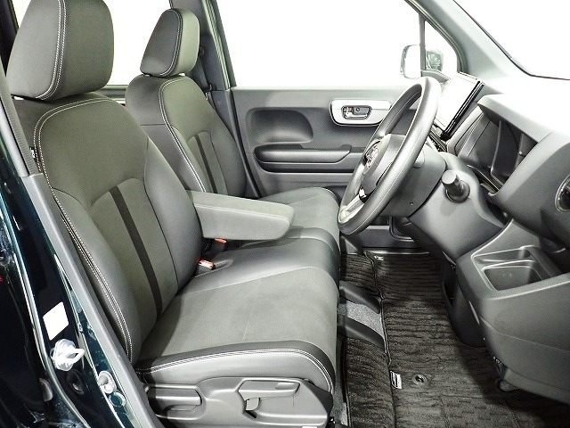 フロントシートはベンチシートで運転席と助手席の移動が楽々です。シートの高さも調整でき真ん中にはアームレストも装備されています！