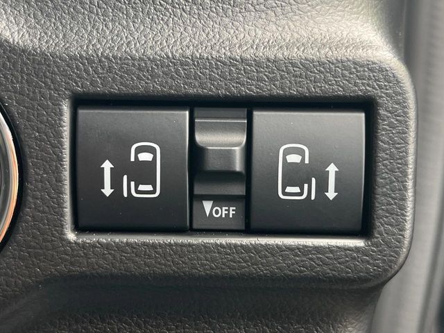 【両側パワースライドドア】スマートキーや運転席のスイッチで後席両側スライドドアの開閉が可能♪電動だから力を入れてドアを開ける必要が無く、小さなお子様でも簡単に開け閉めでき快適です♪