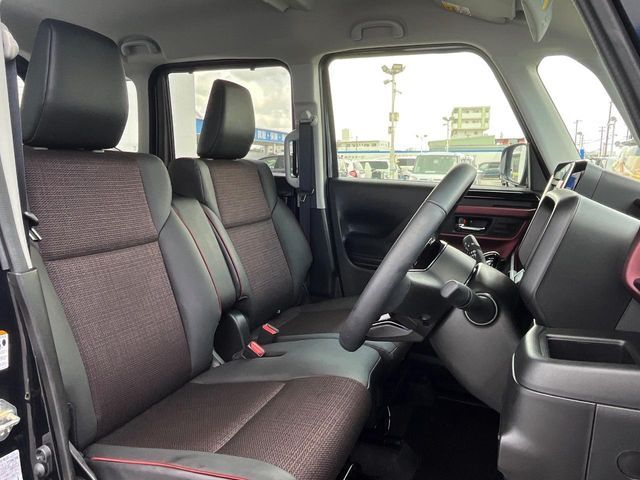 運転席シート廻りは使用感も少なく、良好な状態となっています。丁寧に使われていたことがよくわかりますね。