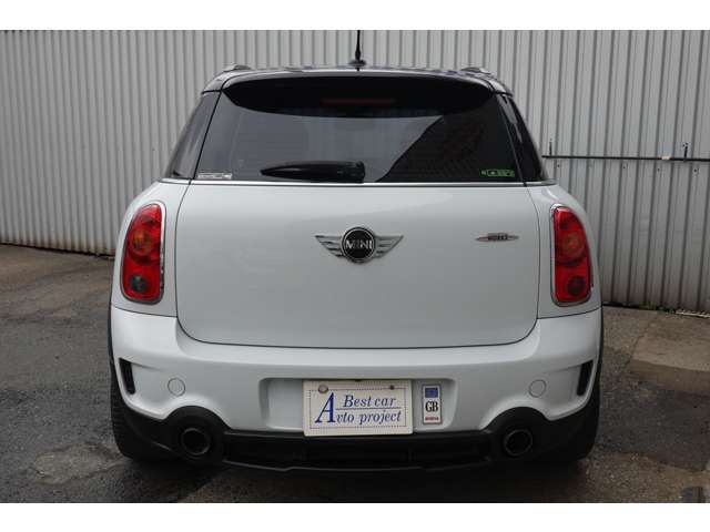 ボリュームのあるクロスオーバーのリヤビューは迫力があってカッコイイですね！