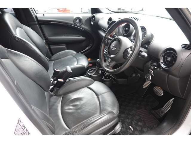 黒本革シートで高級感のある内装です！