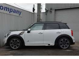 JCWのエアロが装着された外装は通常モデルとは違ったスポーティーさや高級感があります！