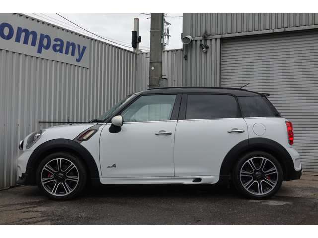 JCWのエアロが装着された外装は通常モデルとは違ったスポーティーさや高級感があります！