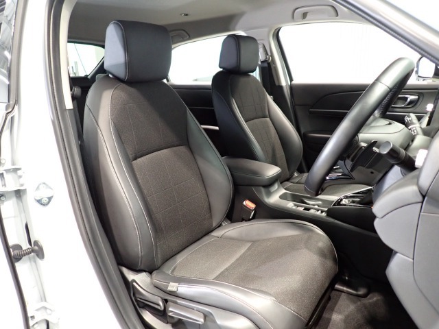 ゆったり座れるシート”ゆとりのサイズと十分な厚みで豊かな座り心地を生み、ロングドライブでも疲れにくいシートです。