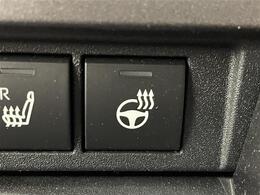 【ステアリングヒーター（メーカーオプション）】冬場の寒い日に手がかじかみながら運転するのはツライですよね。でも、これがあれば安心です！ハンドルのグリップ部がじわっと暖かくなって心までポカポカします。