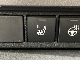 【シートヒーター（メーカーオプション）】寒い日はもちろん、夏の冷房中にも効果を発揮します。長時間座っていると負担のかかりやすい背中や腰、寒い日に冷えやすい脚部に快適なぬくもりを伝えます。