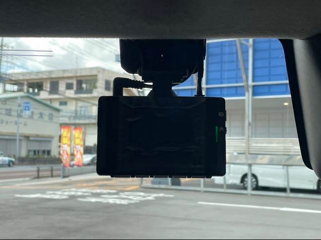 ドライブレコーダーを装備してます。万が一の事故や運転中のトラブルなど、映像が録画されているとひと安心な必須装備ですね。