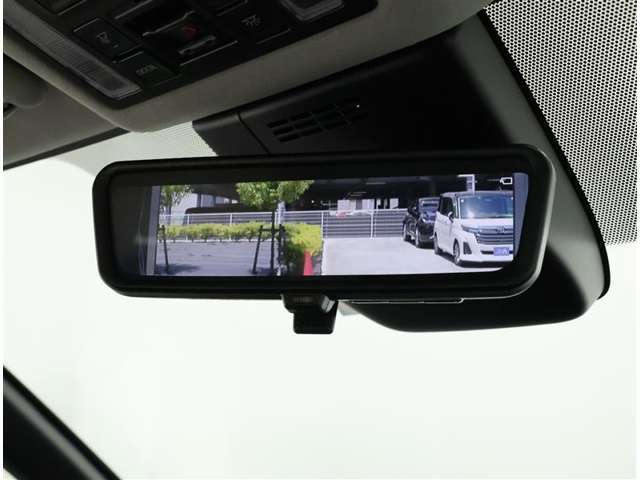 デジタルインナーミラー装備！車両後方のカメラの映像をデジタル補正で視認性を向上させてインナーミラー内に表示します♪視界を遮るものがなく、後席に同乗者がいても後方を確認しやすく安心です♪