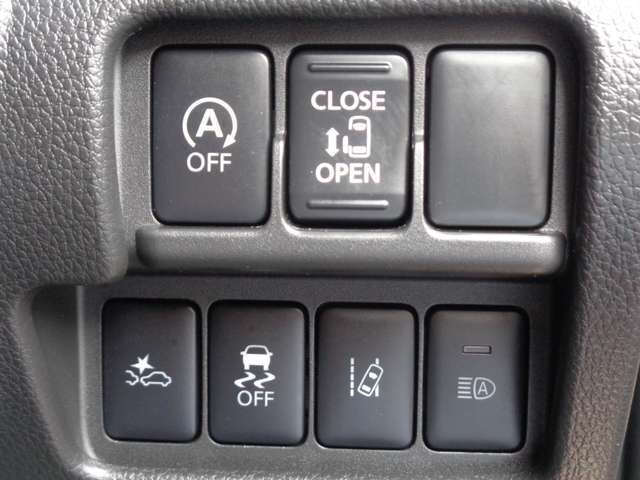 助手席側は電動オートスライドドアです。運転席からも操作できて便利です。