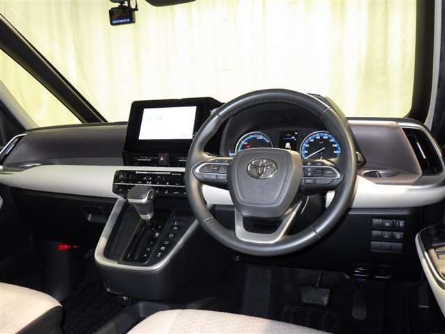 運転の際、常に目にする部分だけにシックで飽きのこないデザインが良いですね。