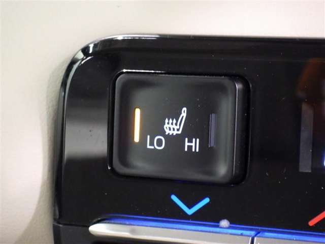 【シートヒーター】運転席と助手席をそれぞれ独立して操作でき、無段階に温度調節も可能なため、座る人と室内温度にあわせた快適