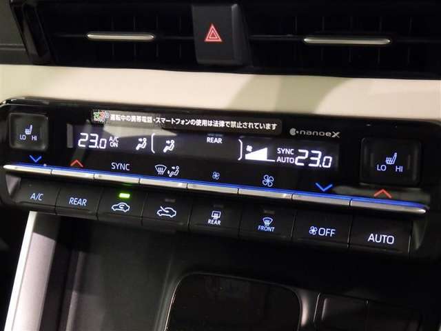 運転席・助手席・独立型オートエアコン。運転手とパートナー別々の温度設定が出来快適なドライブが楽しめます！！