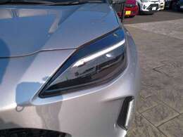 夜間でも明るいLEDヘッドライトがついたお車です