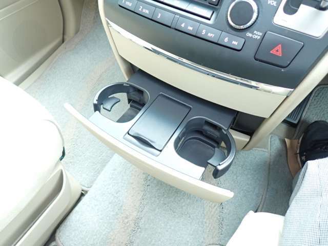 使いやすい前席カップホルダー♪