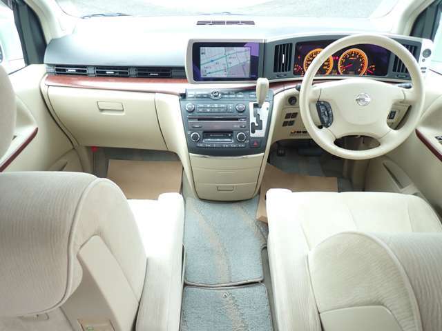 木目調パネルを使用しており高級感がとてもある運転席周りになっております♪そして細かいところではありますがステッチもタンレザーに合わせてオレンジのステッチになっております♪