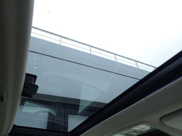 ツインサンルーフが装備されておりますので外の明かりを取り込むことが出来開放感がございます♪