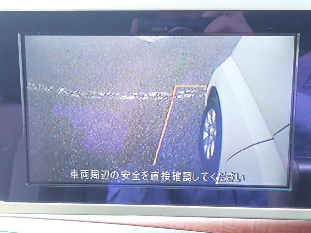 左に車両を寄せる際もサイドモニターが装備されておりますので安心です♪