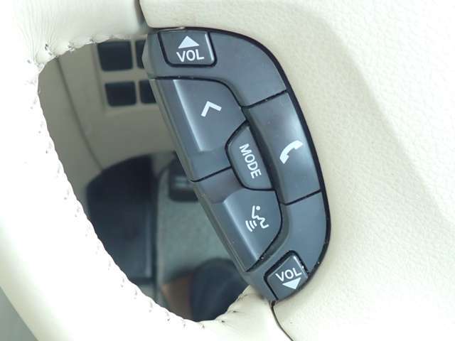 ステアリングスイッチが装備されておりステアリングから手を離す事無くオーディオ類の操作が可能ですので非常に便利です♪