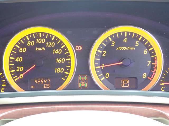 スピードメーターは、文字の一つ一つが明るく点灯いたしますので昼夜問わず視認性の高いメーターになっております♪