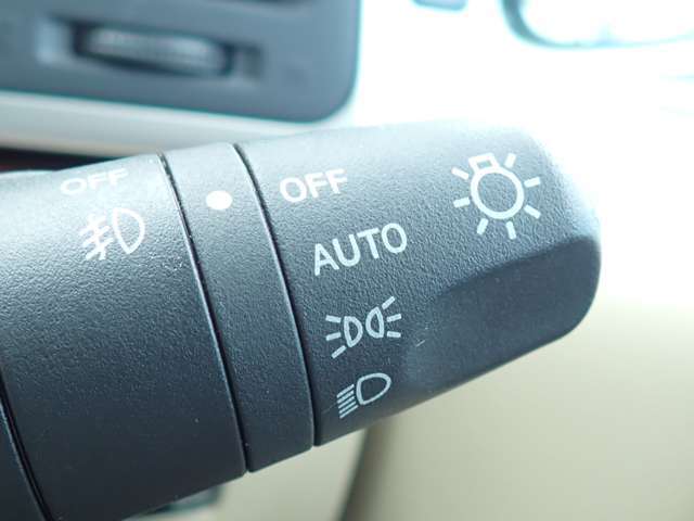 オートライト機能が装備されており暗い場所に入ると車両が検知しライトのON・OFFを自動的に切り替えてくれますので非常に便利な装備です♪