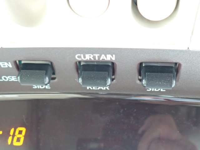車内に装備されているカーテンをスイッチを押して頂くだけで開閉が可能なスイッチになっております♪