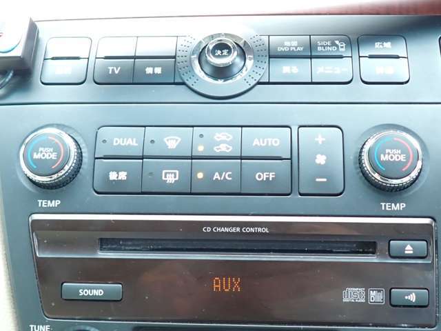 左右独立型オートエアコンが装備されており運転席・助手席の方に合わせて温度調節をしていただけますので快適にお乗りいただけます♪