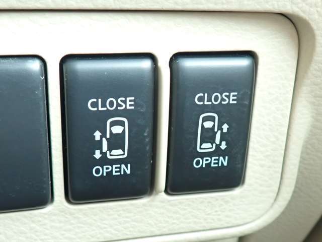 両側オートスライドドアですのでお荷物をお持ちの際も乗り降り楽々です♪