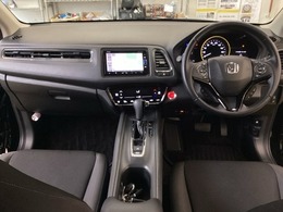車内は光触媒抗菌消臭施工済です。インパネ周りはスタイリッシュなデザインです。グローブボックスやカップホルダーのほかにトレーなどたくさんの収納スペースが付いています。