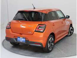 後方からも美しいスイフト。リヤバンパーには障害物を検知するソナーも装備しており安心して運転が出来ます。