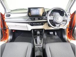 シンプルで洗練された上質なインテリア。電動パーキング採用でより安心にお使い頂けます。