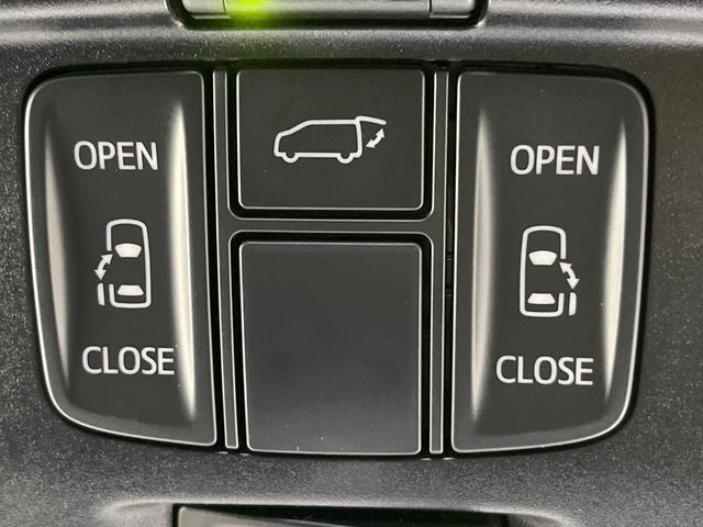 【パワーバックドア】スマートキーや運転席のボタンを押すだけでリアゲートが自動で開閉します！荷物を持っている時や、高い位置にあるバックドアを閉める際に便利な機能です♪