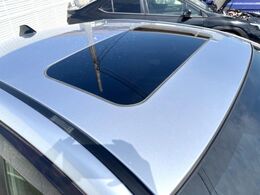 【サンルーフ】開放感たっぷりの希少装備、サンルーフが装着されています！車内に明かりを取り入れたり景色を楽しむ以外にも、車内の空気も簡単に換気できて快適です！